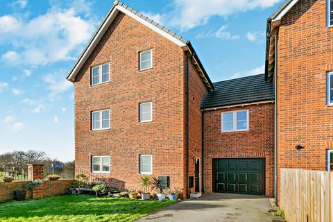 4 bedroom link detached house for sale, Riverside Way, Castleford, West Yorkshire