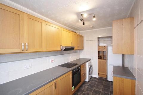 2 bedroom flat to rent, Larch Avenue