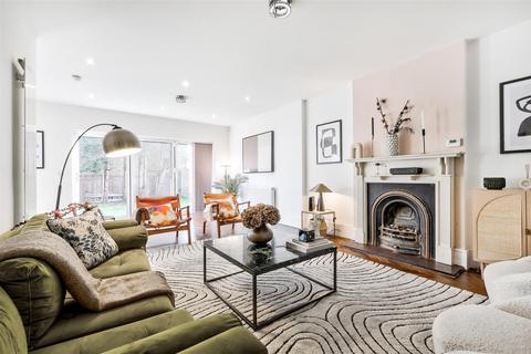47 Hollybush Hill, London, E11 1PX