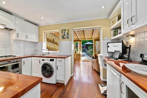 25 Gresham Road, Hampton, TW12 3RB