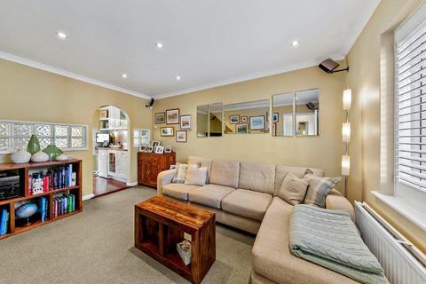 25 Gresham Road, Hampton, TW12 3RB