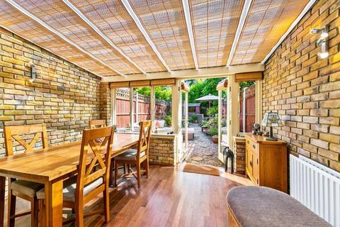 25 Gresham Road, Hampton, TW12 3RB