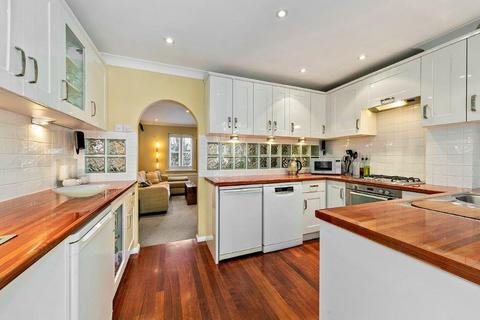 25 Gresham Road, Hampton, TW12 3RB