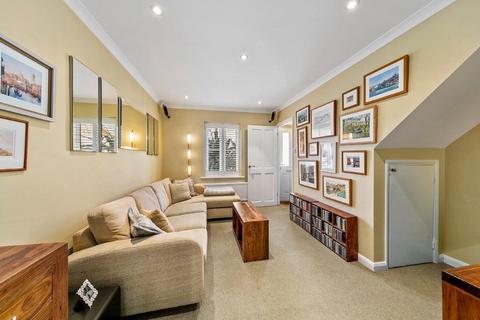 25 Gresham Road, Hampton, TW12 3RB