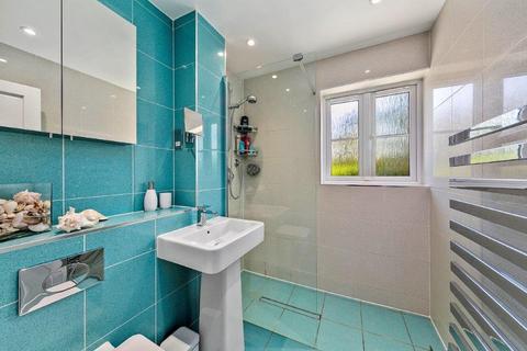 25 Gresham Road, Hampton, TW12 3RB