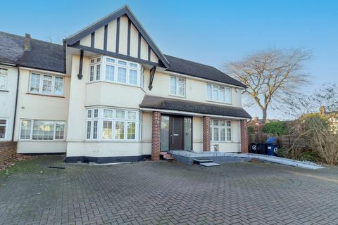 4 bedroom semi-detached house to rent, Edgwarebury Lane, Edgware, HA8