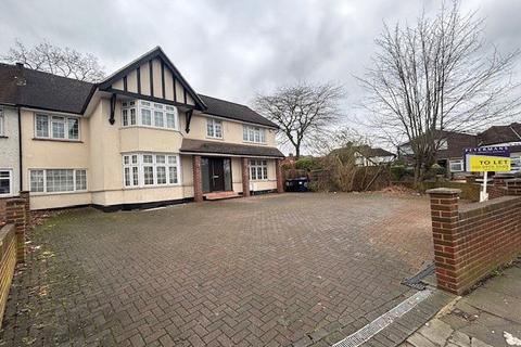 4 bedroom semi-detached house to rent, Edgwarebury Lane, Edgware, HA8