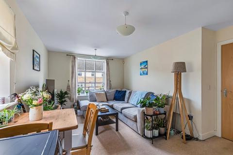 2 bedroom flat for sale, Kingsdale Drive, Menston, Ilkley, West Yorkshire, LS29