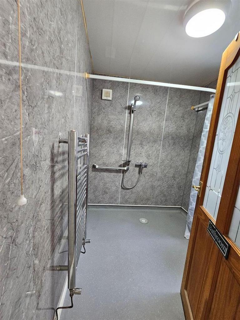 Bathroom 2.jpg