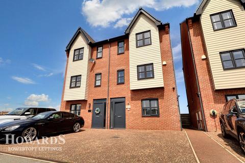 4 bedroom townhouse to rent, Lake View Terrace, Lowestoft