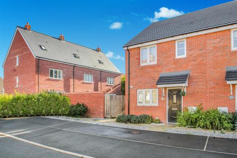 2 bedroom end of terrace house to rent, Honeysuckle Way, Raunds NN9