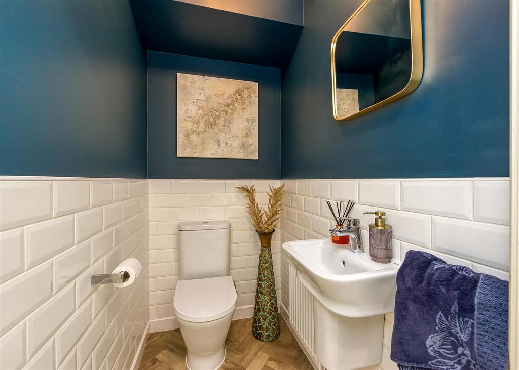 3 Clover Drive-Cloakroom.jpg