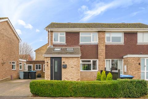39 Dovetrees, Carterton, OX18 1AN