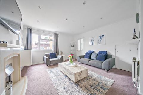 39 Dovetrees, Carterton, OX18 1AN
