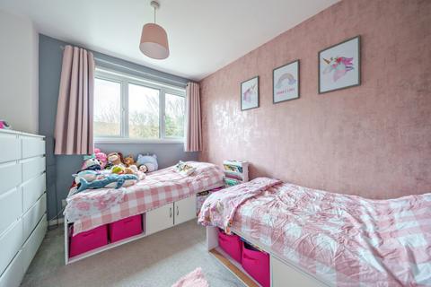 39 Dovetrees, Carterton, OX18 1AN