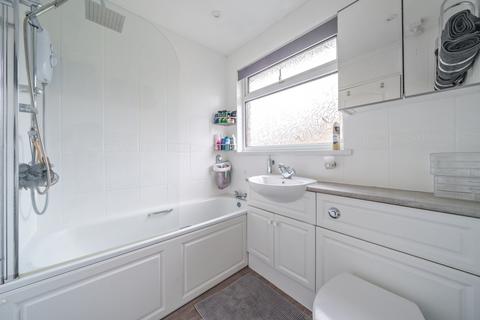 39 Dovetrees, Carterton, OX18 1AN