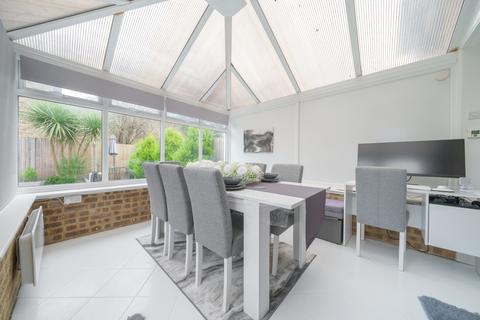 39 Dovetrees, Carterton, OX18 1AN