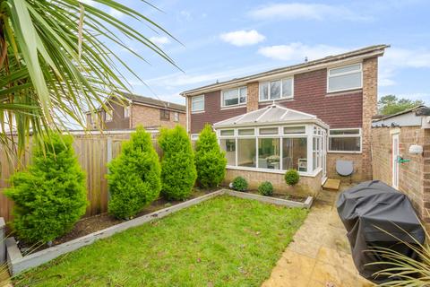 39 Dovetrees, Carterton, OX18 1AN