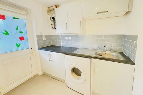 3 bedroom terraced house to rent, Dulverton Avenue, Swindon, SN3 2NT