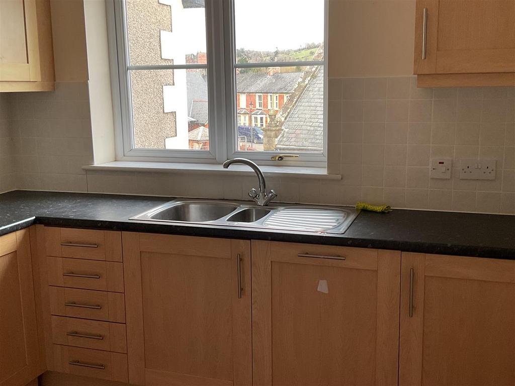 Flat 8-Kitchen.jpg