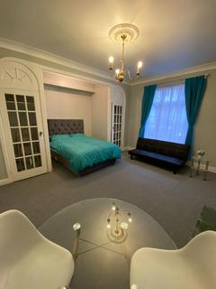 Studio to rent, London W1W