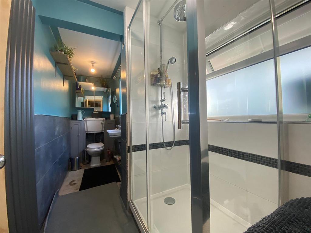 Shower Room: