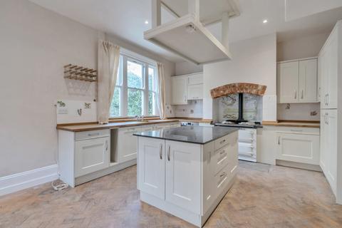 6 bedroom detached house to rent, Botley Road, Southampton SO32