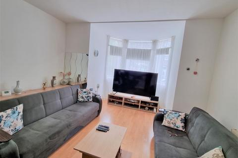 2 bedroom flat to rent, Kidderminster Road, Croydon