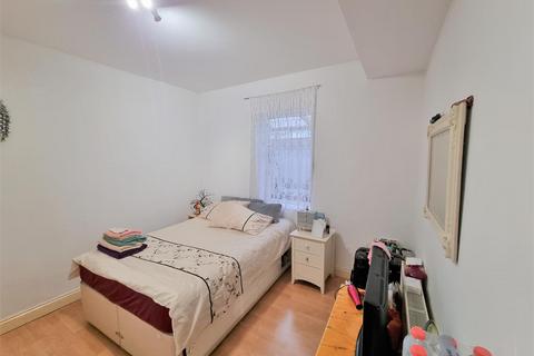 2 bedroom flat to rent, Kidderminster Road, Croydon