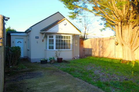 2 bedroom bungalow for sale, Lambs Lane North, Rainham RM13