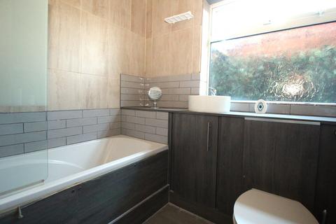 2 bedroom bungalow for sale, Lambs Lane North, Rainham RM13