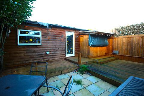 2 bedroom bungalow for sale, Lambs Lane North, Rainham RM13