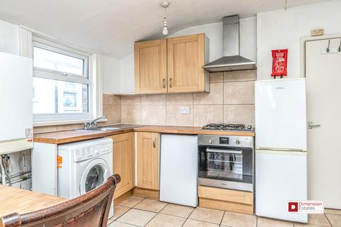 3 bedroom flat to rent, Frobisher Road, Harringay, London, N8