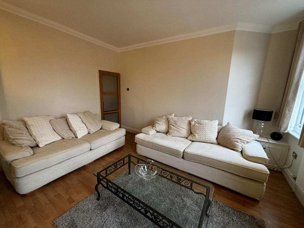 Lounge 1.jpg