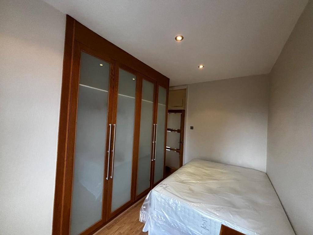 Bedroom One 1.jpg