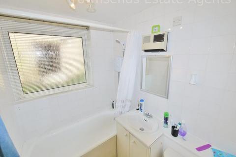 2 bedroom flat to rent, Lingfield Close, Northwood HA6