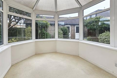 8 Blenheim Drive, Rustington, Littlehampton, BN16 3SN