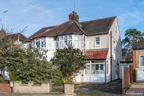 3 bedroom house to rent, Llanvanor Road, Cricklewood, London