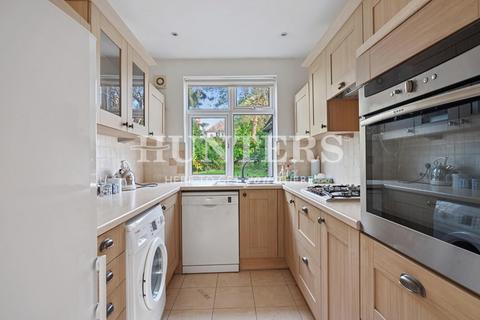 3 bedroom house to rent, Llanvanor Road, Cricklewood, London