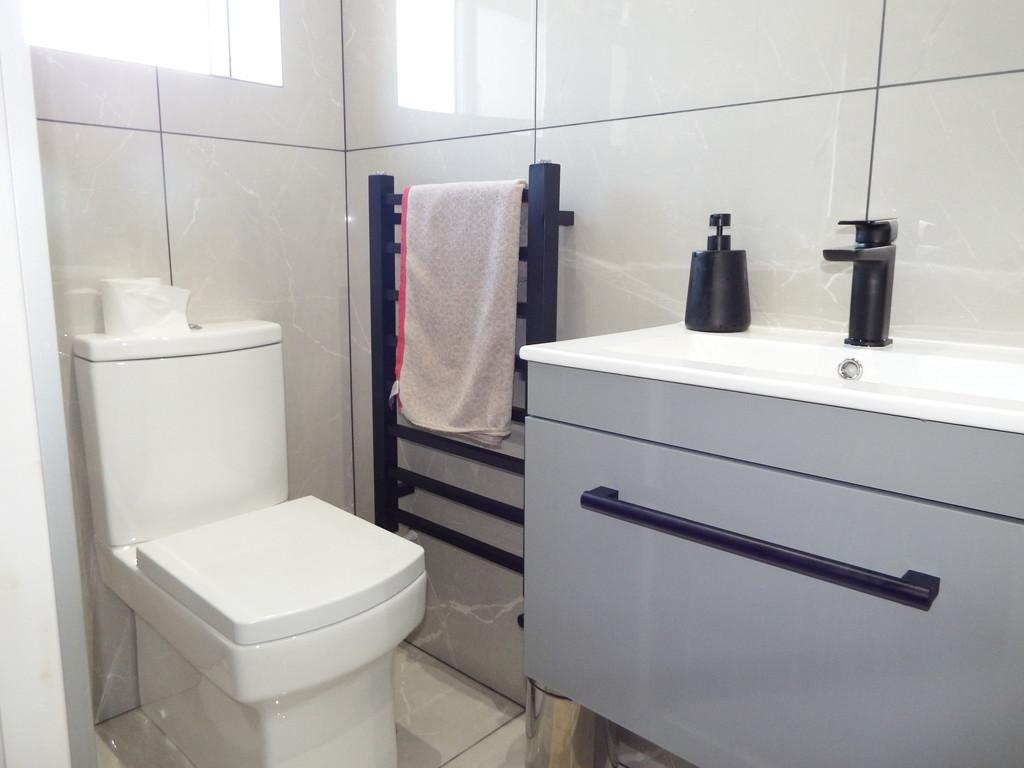 Ensuite for bed 2