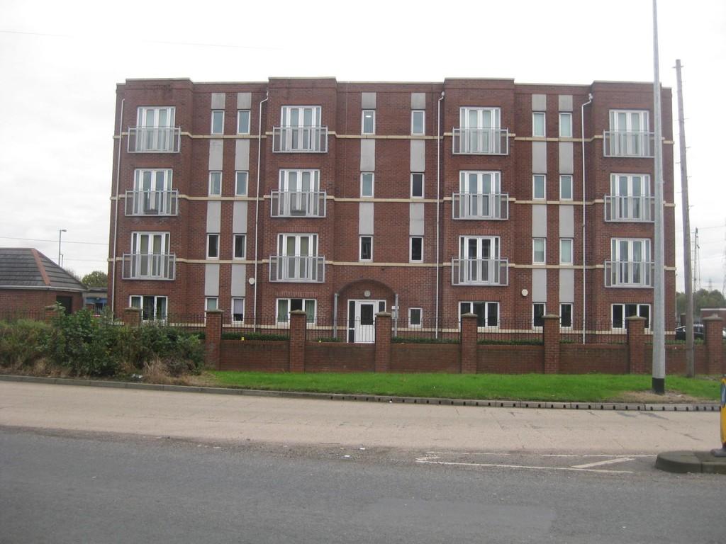 15 The Locks, Forebays Drive, Irlam 2 bed apartment - £850 pcm (£196 pw)