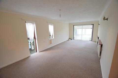 2 bedroom ground floor flat for sale, Herbert Road, New Milton, Hampshire. BH25 6BX