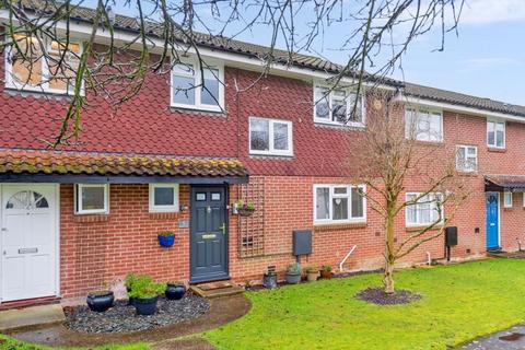 5 Mount Close, Farnham Common, Slough, SL2 3QZ