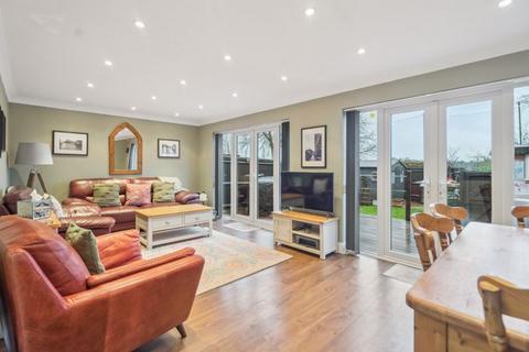 5 Mount Close, Farnham Common, Slough, SL2 3QZ