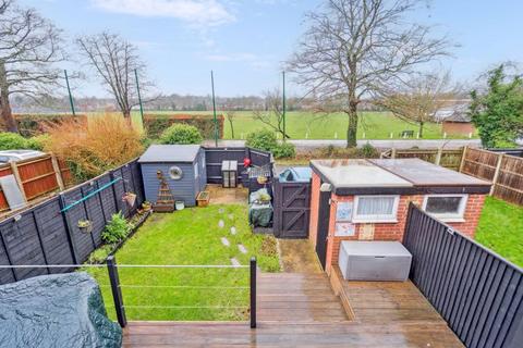 5 Mount Close, Farnham Common, Slough, SL2 3QZ