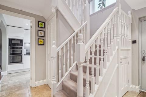 5 Mount Close, Farnham Common, Slough, SL2 3QZ