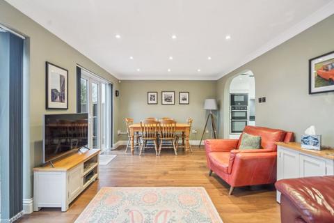 5 Mount Close, Farnham Common, Slough, SL2 3QZ