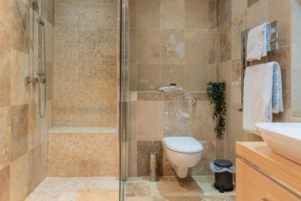 1st fl bath 4