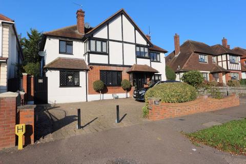 5 bedroom detached house to rent, Daleside Gardens, Chigwell IG7