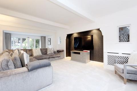 5 bedroom detached house to rent, Daleside Gardens, Chigwell IG7